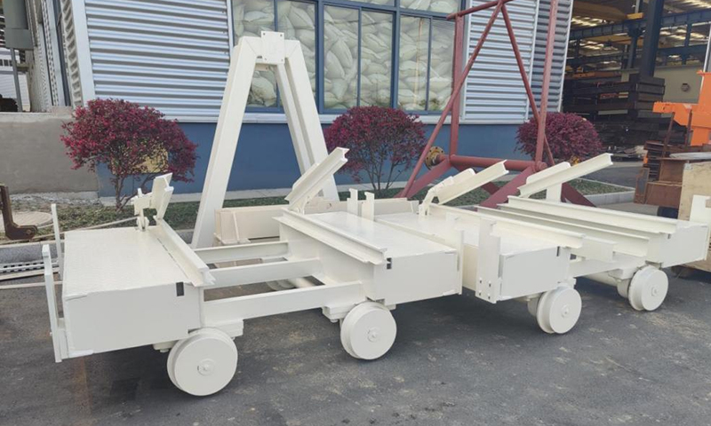 オートクレーブの前のブリッジカート