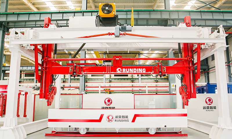 金型チルティングクレーンとホイスター